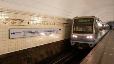 Москвичи спасли упавшего на рельсы в метро мужчину за секунды до прибытия поезда - 5-tv.ru - Москва