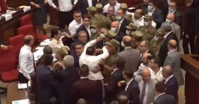 Никола Пашинян - В парламенте Армении жестоко подрались депутаты, журналистам запретили снимать (ВИДЕО) - dsnews.ua - Украина - Армения