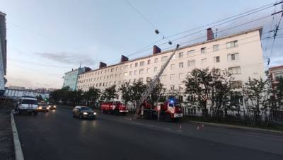 Андрей Чибис - В Мурманске из-за пожара в жилом доме эвакуировали около 100 человек - dp.ru - Мурманск