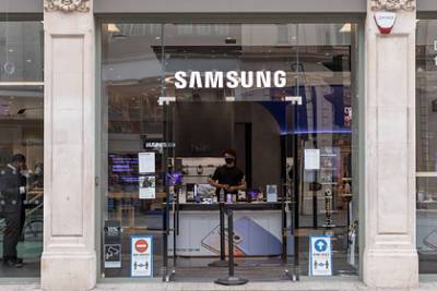 Сгоревший в самолете телефон Samsung могут снять с продажи - lenta.ru