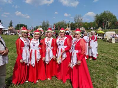 Татарстанские молодожены сыграли свадьбу по чувашским обычаям - nazaccent.ru - Россия - респ. Татарстан - респ. Чувашия