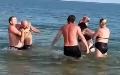 В Бердянске отдыхающие подрались из-за медуз - korrespondent.net - Украина - Запорожская обл. - Бердянск