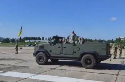Владимир Зеленский - Украинцы удивились армейскому бронированному кабриолету - topwar.ru - Киев