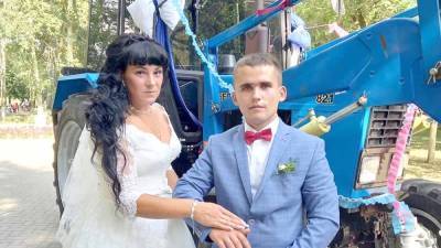 Креативную свадьбу сыграли в Новомичуринске: жених на тракторе, невеста на лошадях - 7info.ru - Новомичуринск