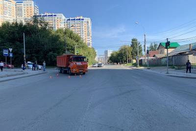 В Октябрьском районе Новосибирска «КАМАЗ» сбил восьмилетнюю девочку - runews24.ru - Новосибирск - район Октябрьский, Новосибирск