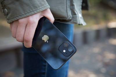 Названа опасность смены региона на iPhone - lenta.ru - США - Франция
