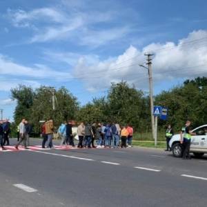 Жители села в Ивано-Франковской области перекрыли трассу из-за плохих дорог - reporter-ua.com - Ивано-Франковская обл. - Новости - Жители