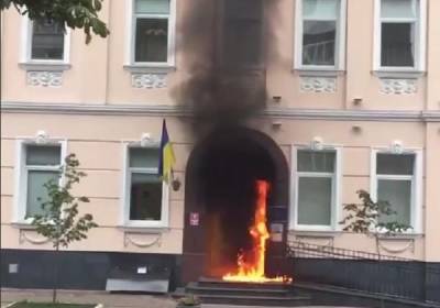 Людмила Денисова - В Киеве неизвестный подорвал коктейлем Молотова офис омбудсмена - kp.ua - Украина - Киев