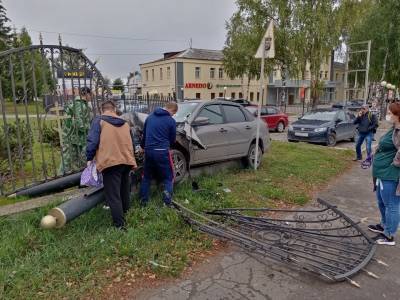 В Сыктывкаре водитель "Лады Гранта" влетел в церковную ограду - komiinform.ru - Сыктывкар