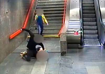 В Праге иностранцы жестоко избили и ограбили пассажира метро: видео - vinegret.cz - Чехия - Прага