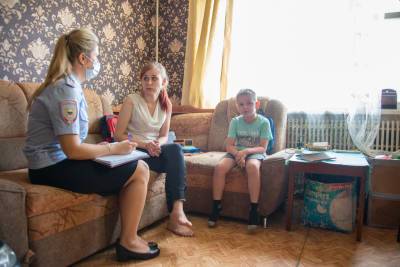 Детям из малообеспеченных семей в Воронеже общественники и полицейские помогли собраться в школу - gorcom36.ru - Россия - Воронеж