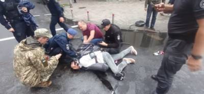 Людмила Денисова - Денис Монастырский - В Киеве в офис омбудсмена бросили «коктейль Молотова» - for-ua.com - Украина - Киев - Омбудсмен