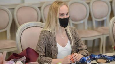 Ангелина Мельникова - Александр Гусев - Губернатор передал воронежской гимнастке Ангелине Мельниковой сертификат на 1,4 млн - vestivrn.ru - Воронеж