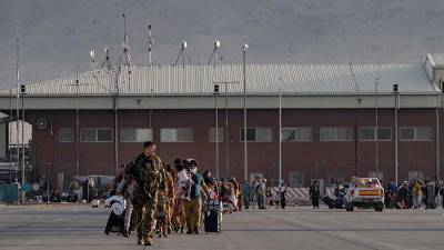 Кеннет Маккензи - Ллойд Остин - Пентагон заявил о продолжении эвакуации из Кабула после атак - iz.ru - США - Израиль - Кабул
