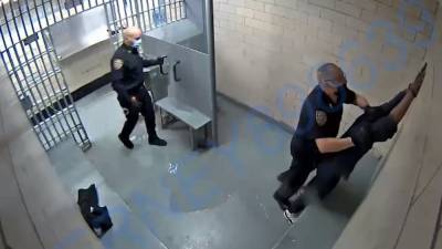 Американские правоохранители избили темнокожего мужчину в наручниках - inforeactor.ru - New York