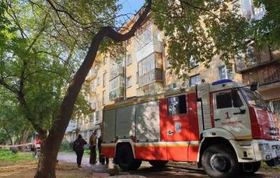 Жильцы пятиэтажки в Екатеринбурге, где ночью сгорела крыша, вернулись в свои квартиры - tass.ru - Екатеринбург