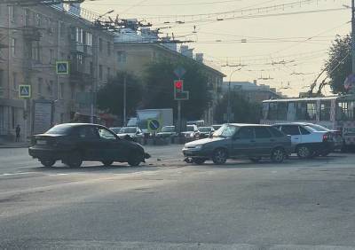 Из-за ДТП на улице Вокзальной собралась большая пробка - ya62.ru - Рязань