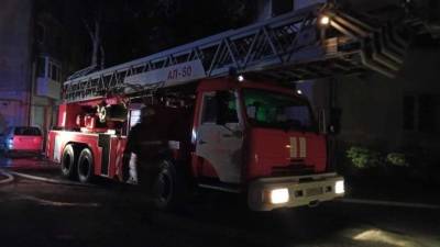 Верхний этаж полыхавшей в Екатеринбурге пятиэтажки признали непригодным для жизни - 5-tv.ru - Екатеринбург