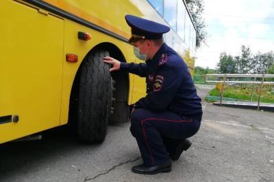 Сотрудники ГИБДД Петрозаводска проверили состояние нескольких школьных автобусов - karel.mk.ru - Петрозаводск - республика Карелия