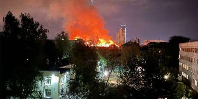 Два человека стали жертвами ночного пожара в жилом доме в Екатеринбурге - runews24.ru - Екатеринбург - Свердловская обл.