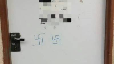 Свастики на двери синагоги в Тель-Авиве: полиция ищет вандалов - vesty.co.il - Израиль - Тель-Авив