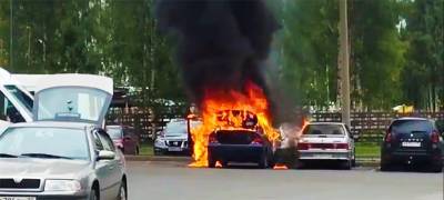 Автомобиль сгорел возле детского сада в Петрозаводске (ВИДЕО) - stolicaonego.ru - Петрозаводск