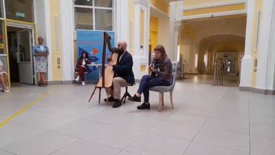 Музыканты с улицы проверили звучание инструментов в Центре занятости Нижнего Новгорода - vgoroden.ru - Россия - Нижний Новгород
