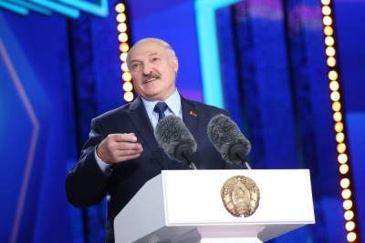 Александр Лукашенко - Лукашенко похвалил, но не стал пить подаренный белорусский коньяк - mk.ru - Белоруссия
