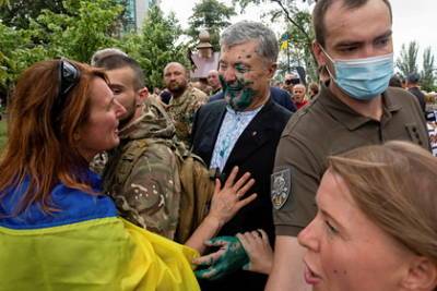 Петр Порошенко - Обливший Порошенко зеленкой украинец напился и попал в реанимацию - lenta.ru - Украина - Киев