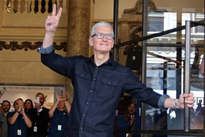 Тим Кук - Глава Apple получил акции компании на сотни миллионов долларов - lenta.ru - США