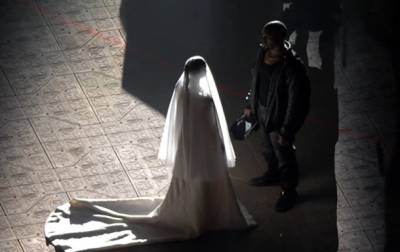 Ким Кардашьян - Канье Уэст - Ким Кардашьян появилась на шоу Канье Уэста в свадебном платье - korrespondent.net - Украина
