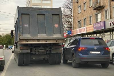 В центре Тулы притерлись большегруз и Volkswagen - tula.mk.ru - Россия - Тула - Тульская обл.