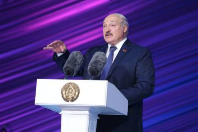 Александр Лукашенко - Лукашенко призвал платить белорусским футболистам среднюю зарплату - mk.ru - Белоруссия - Польша