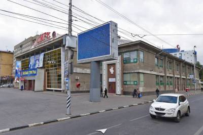 Михаил Исаев - Мэрия сносит у цирка шумный баннер - saratov.mk.ru - Саратов