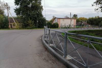 Около островской школы оборвался электропровод - mk-pskov.ru - Россия