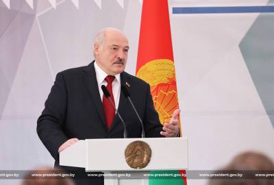 Александр Лукашенко - Лукашенко считает, что футболистов и хоккеистов надо перевести на среднюю зарплату - naviny.by - Белоруссия - Польша - Братислава