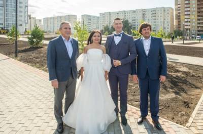 Максим Афанасьев - Павел - Александр Моор - Моор в Тобольске и районе заглянул в школу, ФАП, клуб и сфотографировался с молодожёнами - nakanune.ru - Россия - Тобольск