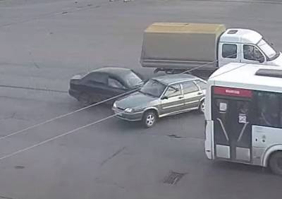Столкновение двух легковушек на улице Вокзальной попало на видео - ya62.ru - Рязань