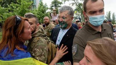 Петр Порошенко - Обливший зелёнкой Порошенко мужчина оказался в реанимации - anna-news.info - Украина - Киев