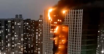 В Китае пожар охватил небоскреб, в котором более 400 квартир (фото, видео) - focus.ua - Китай - Украина - Далянь