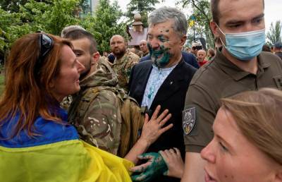 Петр Порошенко - Сторонники Порошенко вымазались зелёнкой в знак поддержки экс-президента (фото) - sharij.net - США - Украина - Киев