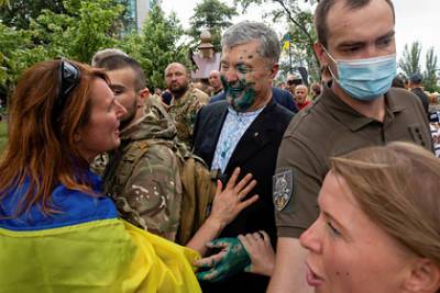 Петр Порошенко - Игорь Головань - Илья Новиков - На Украине предположили о заказном характере нападения на Порошенко - lenta.ru - Украина