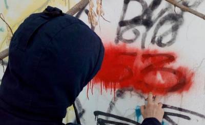 Трое молодых людей наносили рекламу наркосайтов на фасады задний в Ташкенте. До задержания им удалось оставить 62 надписи - podrobno.uz - Узбекистан - Ташкент - район Яшнабадский