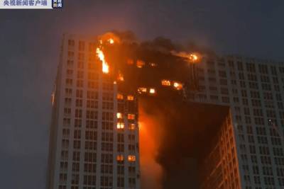 68 пожарных машин пытаются потушить небоскреб в Китае: огнем охвачены все этажи (видео) - sharij.net - Китай - Далянь
