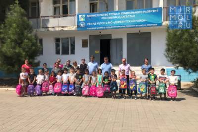 Акция Минтруда Дагестана позволила обеспечить 200 детей Дербентского района школьными наборами - mirmol.ru - респ. Дагестан