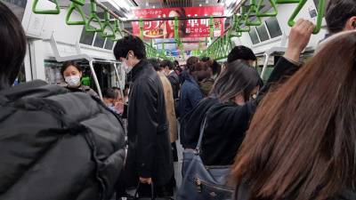 Японец облил серной кислотой мужчину в токийском метро - vm.ru - Токио - Япония