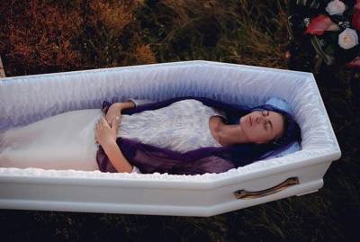 Андре Тан - Смерть моде не помеха: в Днепре презентовали коллекцию женской погребальной одежды - kp.ua - Украина