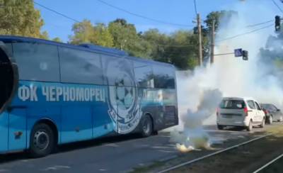 В Одессе фанаты атаковали автобус "Черноморца", вмешалась полиция: видео - politeka.net - Украина - Одесса - г. Александрия