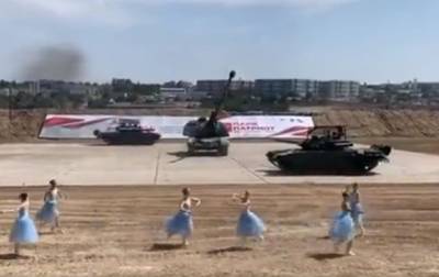 В Крыму устроили танцы с танками - korrespondent.net - Украина - Крым - Севастополь
