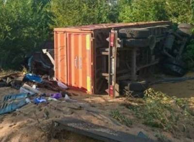 Под Запорожьем перевернулась фура с зерном: водитель скончался на месте. ФОТО - enovosty.com - Запорожская обл. - Запорожье